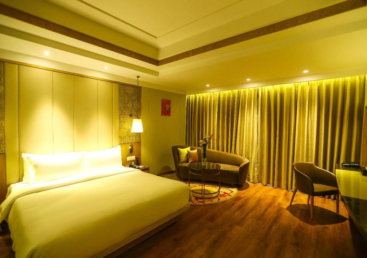 Отель Radisson Бхопал Экстерьер фото